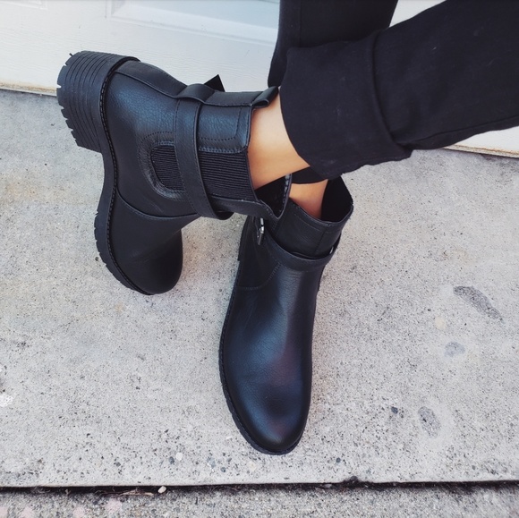 Price firm!/Fall essentials/ black moto boot - Picture 3 of 5